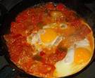 Shakshuka árabe de arroz y huevos